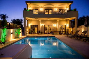 Old Cinema Suites - Stylishly Decorated Retreat with Pool or Jacuzzi by the Sea in the Heart of Laganas
